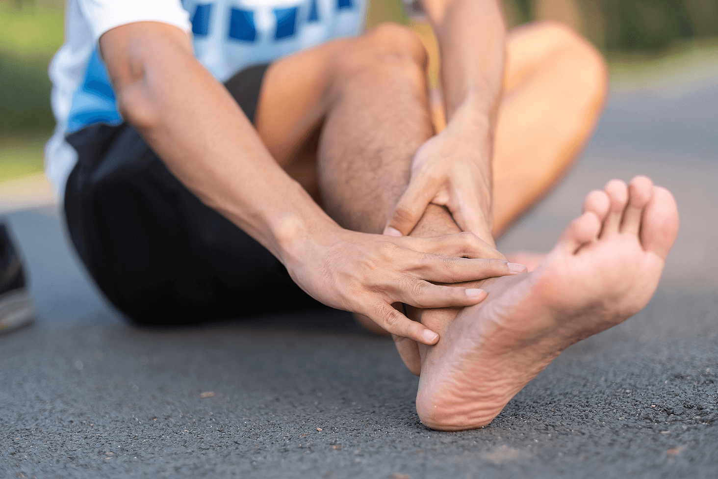 Illustration showing areas where SFN symptoms commonly occur on feet and hands
